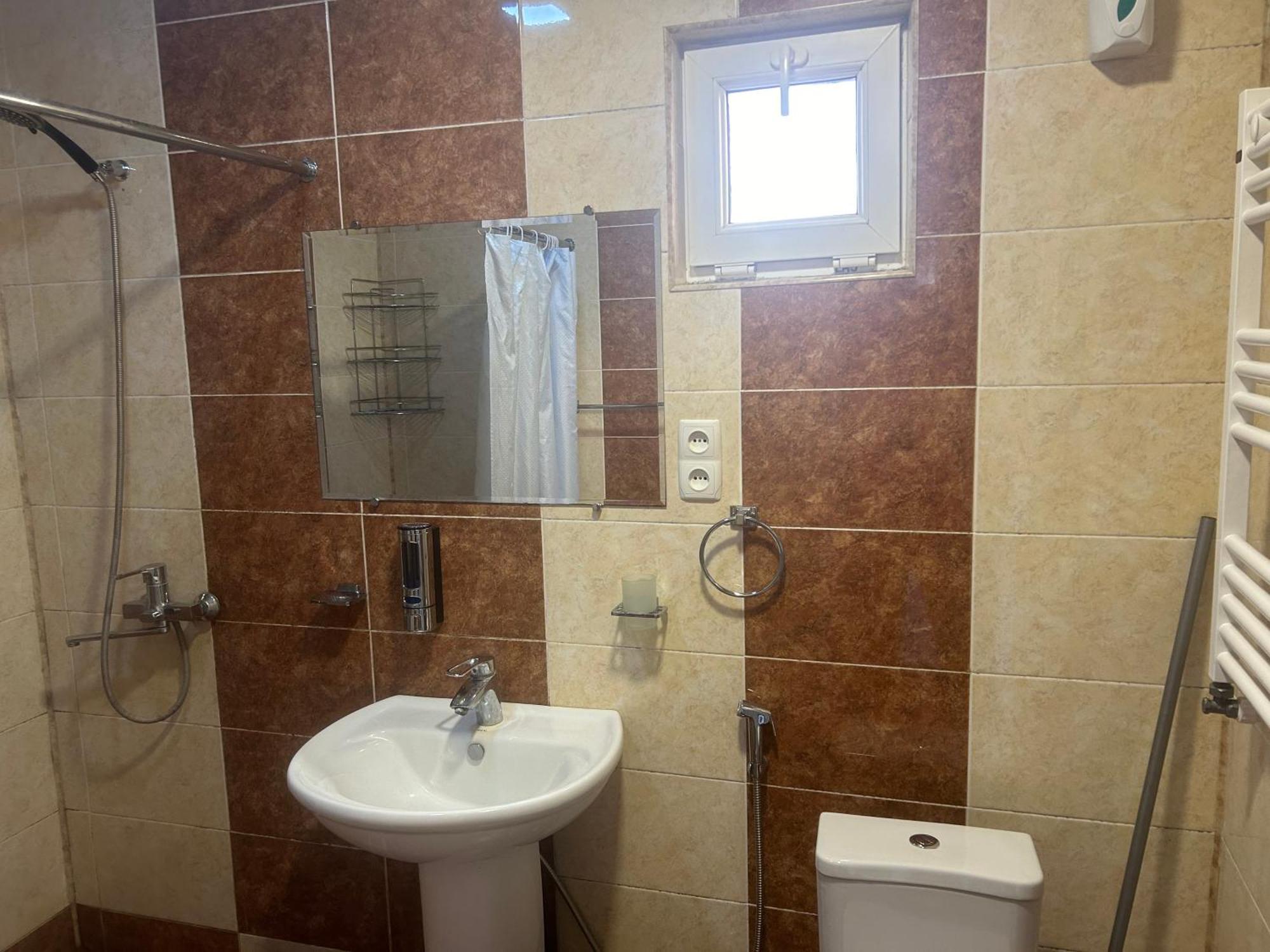 Guest House Medea Koetaisi Buitenkant foto